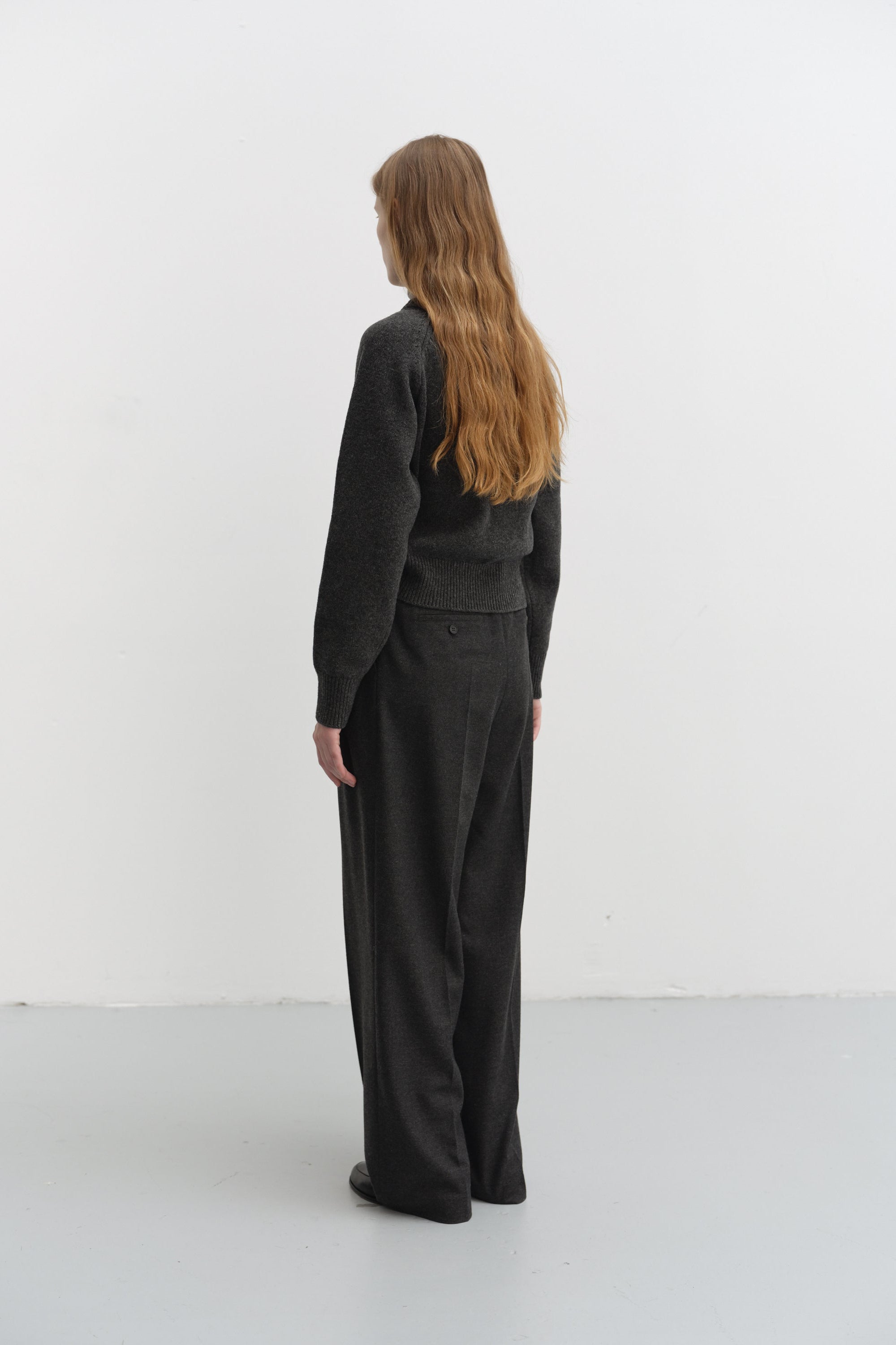 UNISEX SOFT VOLUME V-NECK SWEATER