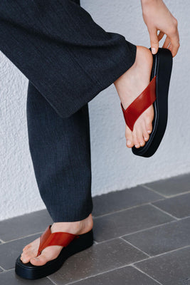 Vagabond Danya platform thong sandal black leather red strap 6104-018-47 PIPE AND ROW