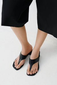 Vagabond Evie heeled thong sandal black leather. 6139-001-20 PIPE AND ROW