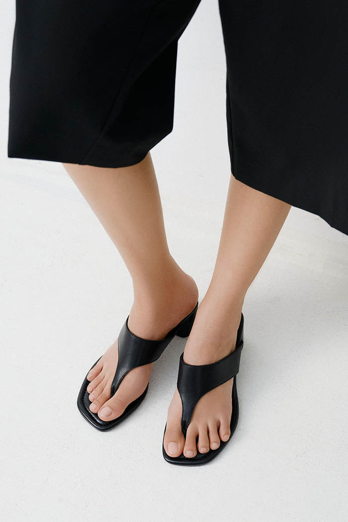 Vagabond Evie heeled thong sandal black leather. 6139-001-20 PIPE AND ROW