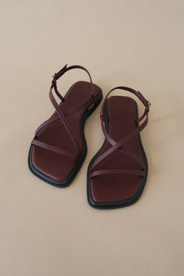 Vagabond Izzy cross over strap sandal dark burgundy cherry leather | Pipe and Row