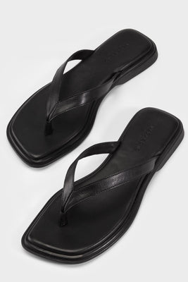 Vagabond Izzy thong sandal black Sleek flip-flops square toe black leather 5913-401-20 PIPE AND ROW