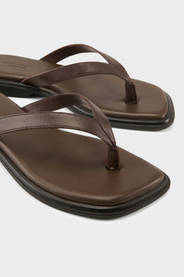 Vagabond Izzy thong sandal chocolate brown leather PIPE AND ROW
