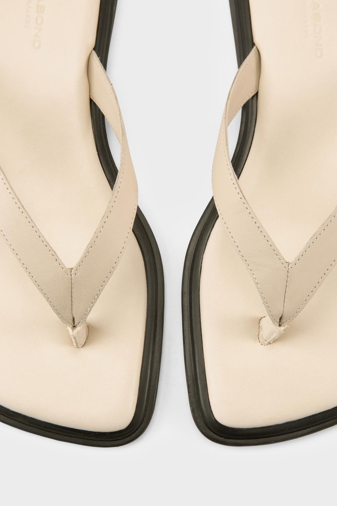 Vagabond Izzy thong sandal off white Sleek flip-flops streamlined | Pipe and Row