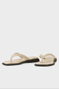 Vagabond Izzy thong sandal off white Sleek flip-flops streamlined | Pipe and Row
