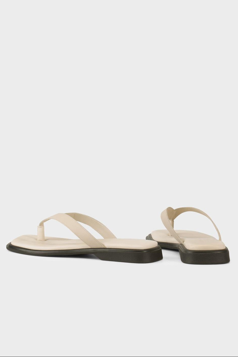 Vagabond Izzy thong sandal off white Sleek flip-flops streamlined | Pipe and Row