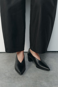 Vagabond high cut, Ilona black leather pointy pumps. 47mm sculpted heel. 6232-001-20 PIPE AND ROW