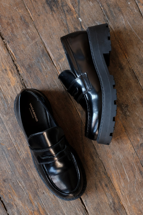 Feje masse neutral Vagabond Cosmo 2.0 chunky tread sole loafer 90's grunge polished black  leather | pipe and row - PIPE AND ROW