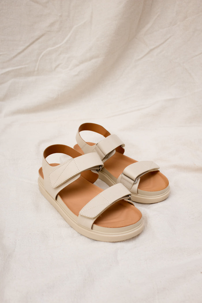 Vagabond Erin platform sandal velcro cream off white leather | Pipe and ...